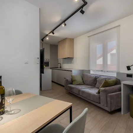 Stunning Apartment In Novi Vinodolski With Wifi *